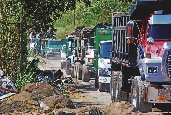 Camiones de recolección de basura llegan al relleno a cielo abierto de Cerro Patacón. Camiones de recolección de basura llegan al relleno a cielo abierto de Cerro Patacón.