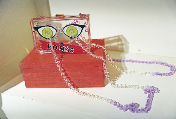 Cartera de acrílico de Liz Marie Vernaza Cartera de acrílico de Liz Marie Vernaza