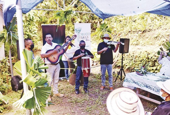 El folclor y las tradiciones en las comunidades también son parte del turismo sostenible El folclor y las tradiciones en las comunidades también son parte del turismo sostenible