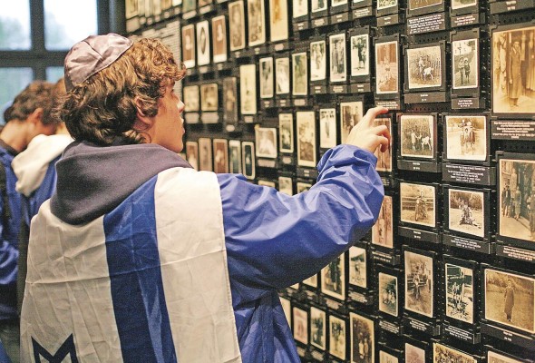 Otra enseñanza que hoy Nelkenbaum extrae del genocidio es que “el amor es más fuerte que el odio” y que la vida es un regalo. Otra enseñanza que hoy Nelkenbaum extrae del genocidio es que “el amor es más fuerte que el odio” y que la vida es un regalo.