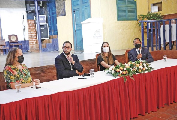 Presentación del plan de rescate de la plaza de Santa Ana. Presentación del plan de rescate de la plaza de Santa Ana.