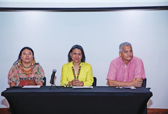 La vicepresidenta del Festival de Arte Dule, Nailasob Alfaro; la ministra de Cultura, Giselle González Villarrué, y el director de Cultura y Educación Ciudadana de la entidad, Genaro Villalaz García La vicepresidenta del Festival de Arte Dule, Nailasob Alfaro; la ministra de Cultura, Giselle González Villarrué, y el director de Cultura y Educación Ciudadana de la entidad, Genaro Villalaz García