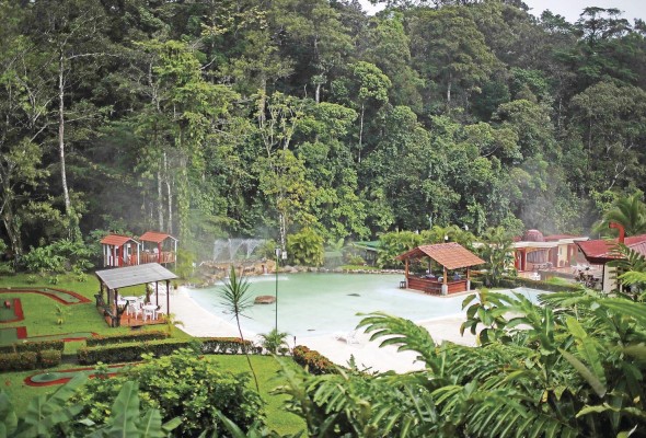 Vista de un hotel con aguas termales en la zona de La Fortuna de San Carlos. al norte de San José (Costa Rica). Vista de un hotel con aguas termales en la zona de La Fortuna de San Carlos. al norte de San José (Costa Rica).