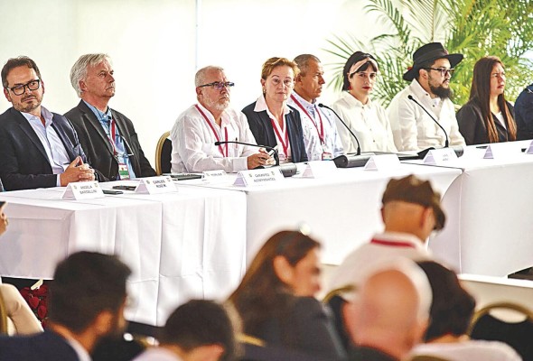 Los garantes participan en el dialogo de Paz entre el gobierno de Colombia y el ELN. Los garantes participan en el dialogo de Paz entre el gobierno de Colombia y el ELN.