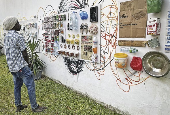 Decenas de botes arrojados a la basura envasados al vacío se exponen en el Instituto Cervantes de Dakar. Decenas de botes arrojados a la basura envasados al vacío se exponen en el Instituto Cervantes de Dakar.