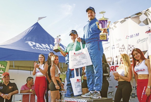 El piloto panameño buscará la victoria en el América's Road Racing, en el Circuito Internacional de Sebring. Su padre fue Rodrigo Terán, el único panameño en correr las 24 horas de Le Mans. El piloto panameño buscará la victoria en el América's Road Racing, en el Circuito Internacional de Sebring. Su padre fue Rodrigo Terán, el único panameño en correr las 24 horas de Le Mans.