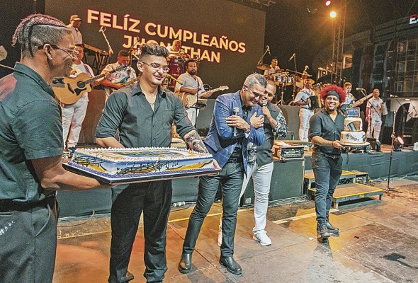 Festival típico en el que fue celebrado el cumpleaños 37 del artista. Festival típico en el que fue celebrado el cumpleaños 37 del artista.