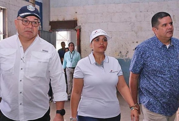 Funcionarios durante su visita al penal colonense. Funcionarios durante su visita al penal colonense.