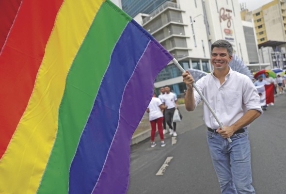 El abanderado fue el politólogo Richard Morales El abanderado fue el politólogo Richard Morales
