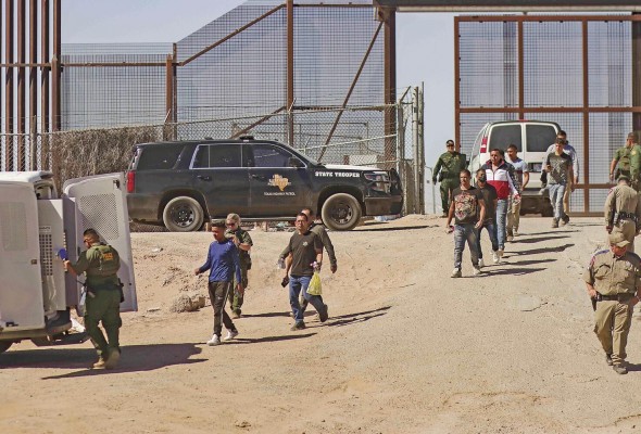 Fotografía general donde se observa a migrantes en un campamento junto al muro fronterizo en Tijuana, Baja California (México). Fotografía general donde se observa a migrantes en un campamento junto al muro fronterizo en Tijuana, Baja California (México).