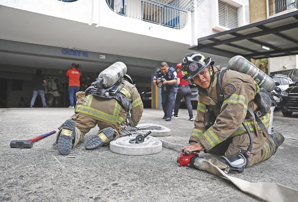 Más de 20 agentes del Cuerpo de Bomberos prestaron su ayuda en este ejercicio. Más de 20 agentes del Cuerpo de Bomberos prestaron su ayuda en este ejercicio.