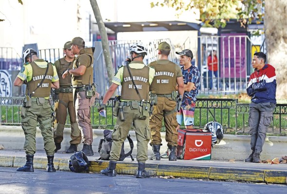 Carabineros requisan a ciudadanos, el 10 de abril de 2023, en Santiago (Chile). Carabineros requisan a ciudadanos, el 10 de abril de 2023, en Santiago (Chile).