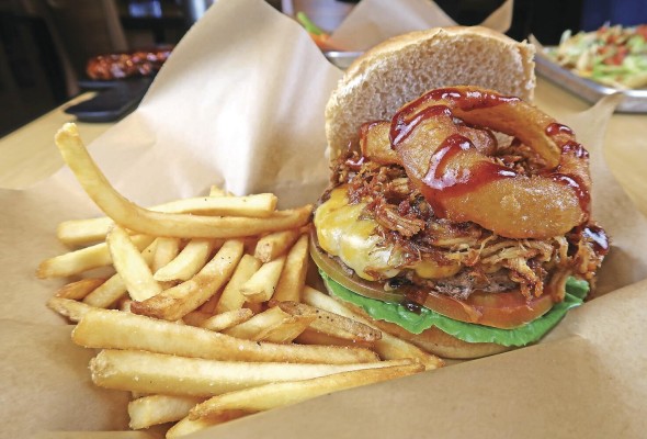 La 'big jack daddy burger' con carne de puerco, aros de cebolla, queso cheddar y salsa honey bbq. La 'big jack daddy burger' con carne de puerco, aros de cebolla, queso cheddar y salsa honey bbq.