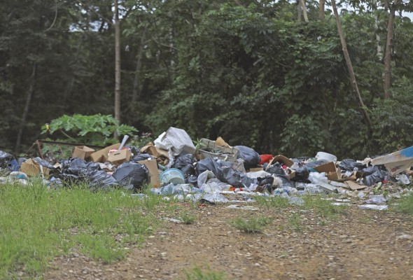 Basura sin tratamiento, ubicada en el camino hacia el pueblo. Basura sin tratamiento, ubicada en el camino hacia el pueblo.