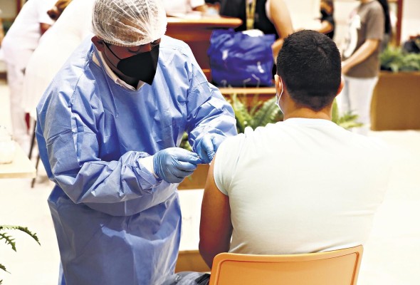 Las autoridades sanitarias han avanzado en el proceso de vacunación con 55% de la población con la primera dosis. Las autoridades sanitarias han avanzado en el proceso de vacunación con 55% de la población con la primera dosis.