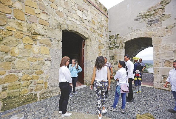 Turistas visitan el fuerte de San Lorenzo, en la provincia de Colón (Panamá). Turistas visitan el fuerte de San Lorenzo, en la provincia de Colón (Panamá).
