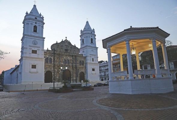 La Basílica Metropolitana se ubica en el Casco Antiguo. La Basílica Metropolitana se ubica en el Casco Antiguo.