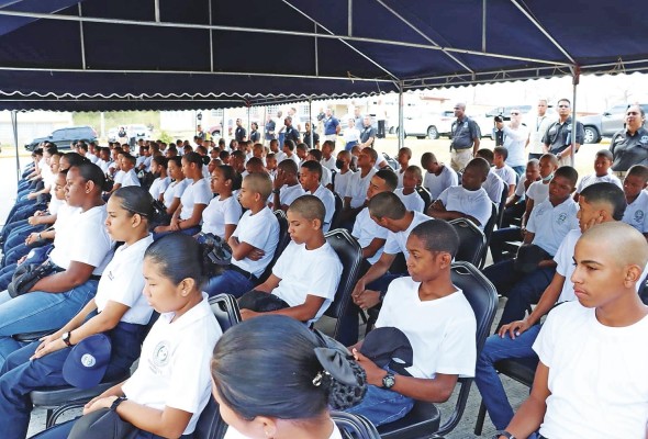 300 estudiantes se instruyen en la Academia Encontrando el Camino Correcto. 300 estudiantes se instruyen en la Academia Encontrando el Camino Correcto.