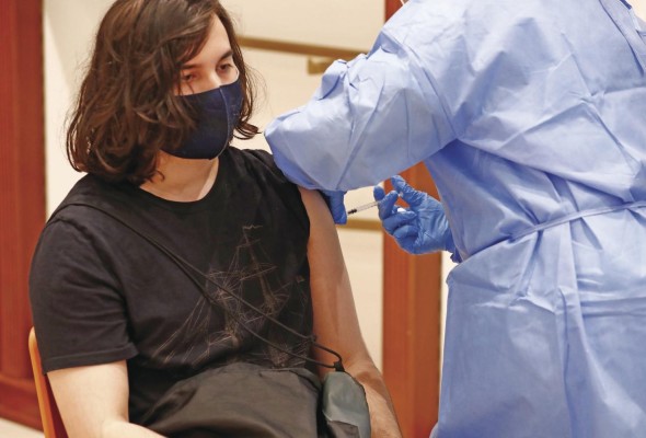 La vacunación contra la covid-19 puede ayudar a evitar mayores complicaciones en caso de una doble infección con gripe. La vacunación contra la covid-19 puede ayudar a evitar mayores complicaciones en caso de una doble infección con gripe.