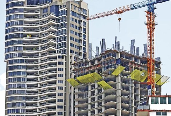 Mientras que el mercado inmobiliario industrial crece a un ritmo importante, el mercado de oficinas sigue enfrentando los retos de la consolidación del esquema híbrido de trabajo y la desocupación de espacios. Mientras que el mercado inmobiliario industrial crece a un ritmo importante, el mercado de oficinas sigue enfrentando los retos de la consolidación del esquema híbrido de trabajo y la desocupación de espacios.