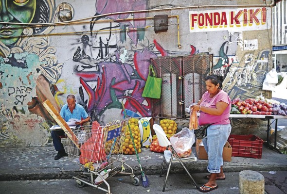 Una persona vende frutas en un puesto improvisado en la avenida Central, ciudad de Panamá. Una persona vende frutas en un puesto improvisado en la avenida Central, ciudad de Panamá.