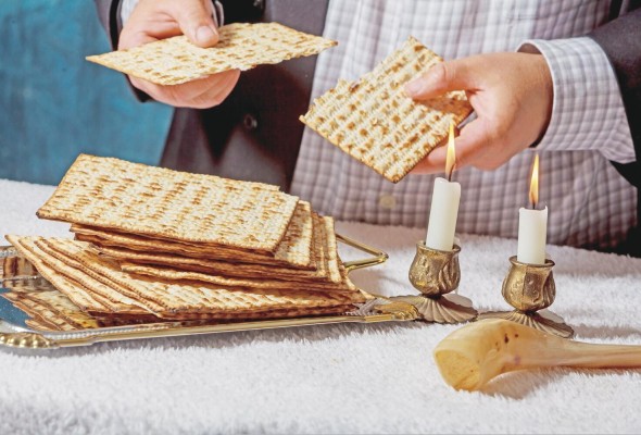 La 'matzá', un pan ácimo (plano y sin levadura), invita a revivir el alimento más barato que se podía producir en Egipto, cuyos ingredientes se resumen a agua y harina. La 'matzá', un pan ácimo (plano y sin levadura), invita a revivir el alimento más barato que se podía producir en Egipto, cuyos ingredientes se resumen a agua y harina.