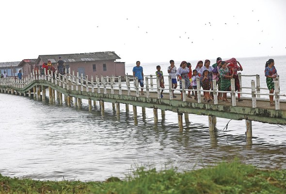 Las cálidas aguas de la comarca Guna Yala es uno de los atractivos para visitantes y turistas. Las cálidas aguas de la comarca Guna Yala es uno de los atractivos para visitantes y turistas.