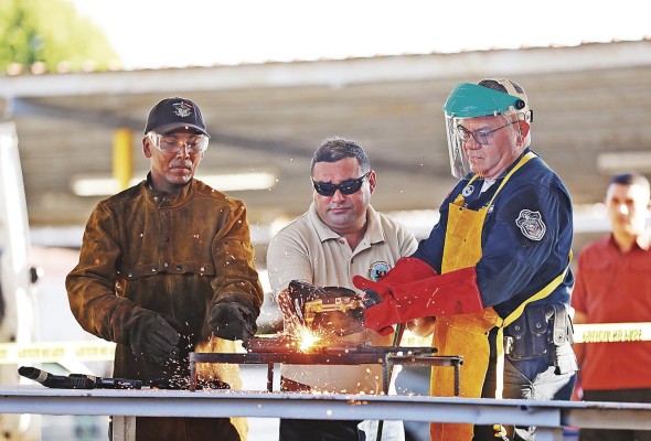 El director de la PN, Jorge Miranda, destruye un arma. El director de la PN, Jorge Miranda, destruye un arma.