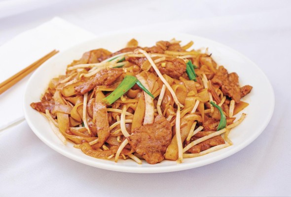 En lugar del popular chow mein, preparado con fideos de harina de trigo y huevo, pruebe este tradicional plato preparado con tallarines de arroz salteados con su proteína que puede ser puerco o pollo. En lugar del popular chow mein, preparado con fideos de harina de trigo y huevo, pruebe este tradicional plato preparado con tallarines de arroz salteados con su proteína que puede ser puerco o pollo.