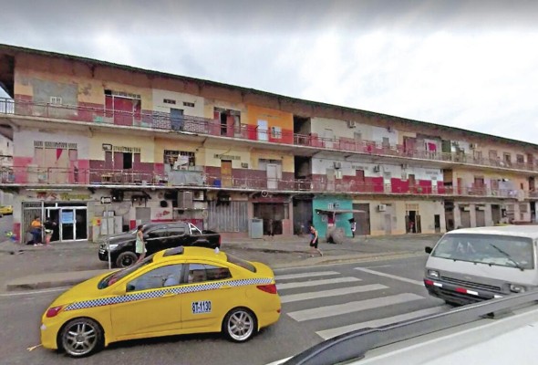 Las antiguas edificaciones del barrio de San Miguel –muchas que datan de la década de 1940, como las que se observan en esta imagen– se encuentran en condiciones precarias. Recientes noticias sobre el colapso de los balcones del edificio Capira son un recordatorio de que los estados de marginalidad en las que se originó este barrio persisten aún, más de 100 años después de su construcción. Las antiguas edificaciones del barrio de San Miguel –muchas que datan de la década de 1940, como las que se observan en esta imagen– se encuentran en condiciones precarias. Recientes noticias sobre el colapso de los balcones del edificio Capira son un recordatorio de que los estados de marginalidad en las que se originó este barrio persisten aún, más de 100 años después de su construcción.