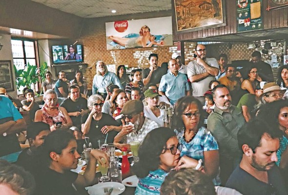El público, ansioso de escuchar la historia del Arrabal de Santa Ana en el Café Coca Cola. El público, ansioso de escuchar la historia del Arrabal de Santa Ana en el Café Coca Cola.