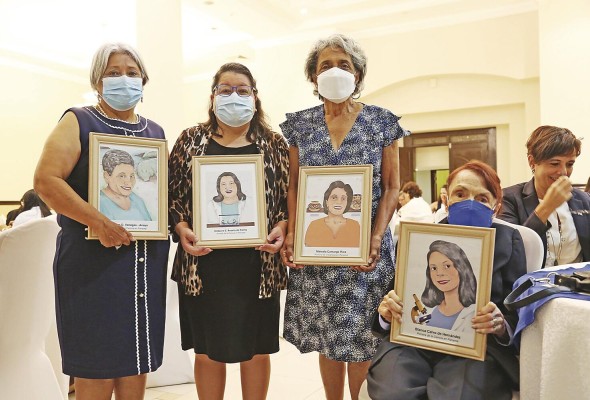 La Dra. Miryam Venegas, Mgtr. Hildaura Acosta, Mgtr. Marcela Camargo y la Dra. Blanca Calvo de Hernández fueron reconocidas durante el evento. La Dra. Miryam Venegas, Mgtr. Hildaura Acosta, Mgtr. Marcela Camargo y la Dra. Blanca Calvo de Hernández fueron reconocidas durante el evento.