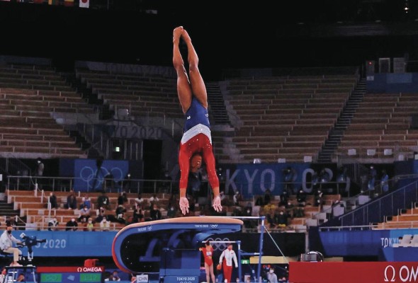 Simone Biles durante la competencia de salto femenino de gimnasia artística en Tokio. Simone Biles durante la competencia de salto femenino de gimnasia artística en Tokio.