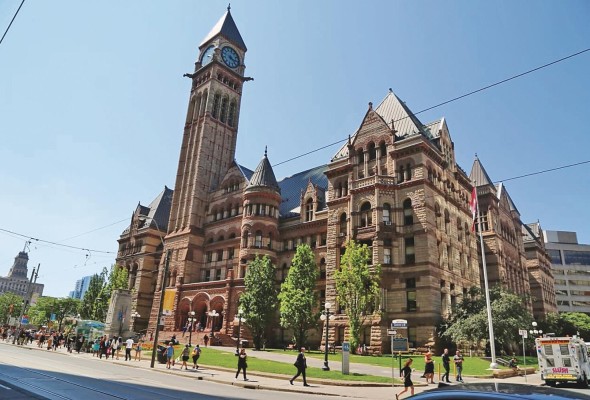 Toronto tiene 2,9 millones de habitantes y es muy activa financieramente. Toronto tiene 2,9 millones de habitantes y es muy activa financieramente.