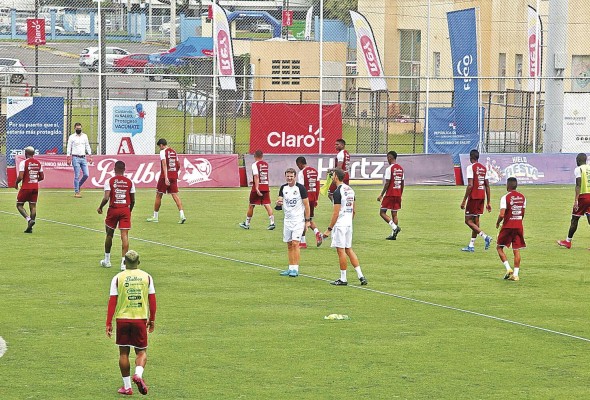 El técnico de la selección mayor de fútbol de Panamá, Thomas Christiansen, durante las prácticas. El técnico de la selección mayor de fútbol de Panamá, Thomas Christiansen, durante las prácticas.