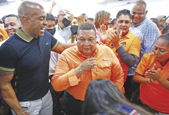 El alcalde de Colón, Alex Lee, se postuló para la segunda vicepresidencia del partido. El alcalde de Colón, Alex Lee, se postuló para la segunda vicepresidencia del partido.