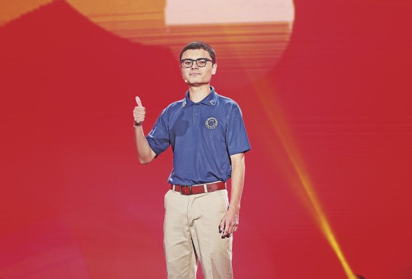 David Falla, de The Panamaerican School, fue el ganador del segundo lugar. David Falla, de The Panamaerican School, fue el ganador del segundo lugar.