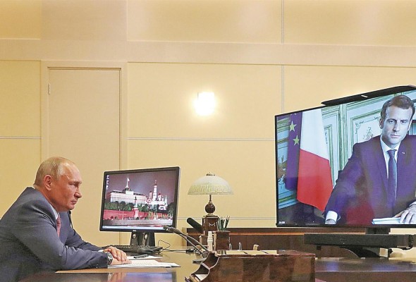 Imagen de archivo de una conversación por videoconferencia entre el presidente ruso Vladimir Putin (i) y el francés Emmanuel Macron (en la pantalla). Imagen de archivo de una conversación por videoconferencia entre el presidente ruso Vladimir Putin (i) y el francés Emmanuel Macron (en la pantalla).