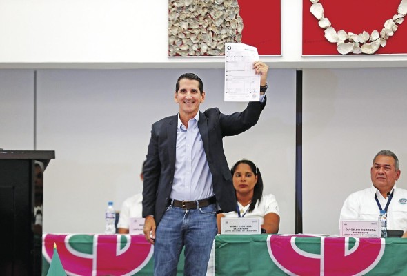 Rómulo Roux muestra el acta que lo acredita como el candidato presidencial de CD. Rómulo Roux muestra el acta que lo acredita como el candidato presidencial de CD.