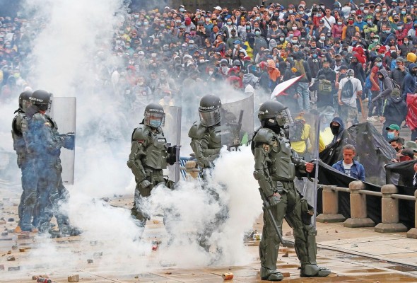 Manifestantes se enfrentan a la Policía colombiana durante una protesta en la Plaza de Bolívar de Bogotá (Colombia). Manifestantes se enfrentan a la Policía colombiana durante una protesta en la Plaza de Bolívar de Bogotá (Colombia).