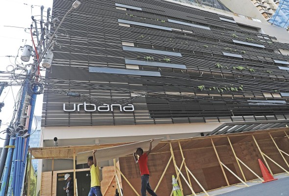 Al PH Urbana le fueron colocadas vallas protectoras, por los riesgos de escombros que todavía presenta. Al PH Urbana le fueron colocadas vallas protectoras, por los riesgos de escombros que todavía presenta.