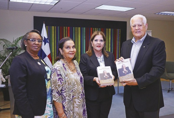 El expresidente Ernesto Pérez Balladares hace entrega del depósito legal de su obra 'El Panamá que construimos' El expresidente Ernesto Pérez Balladares hace entrega del depósito legal de su obra 'El Panamá que construimos'