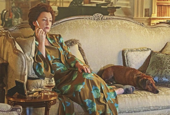 Lesley Manville da vida a la princesa Margaret, quien da un nuevo giro basado en la inconformidad de la realeza. Lesley Manville da vida a la princesa Margaret, quien da un nuevo giro basado en la inconformidad de la realeza.