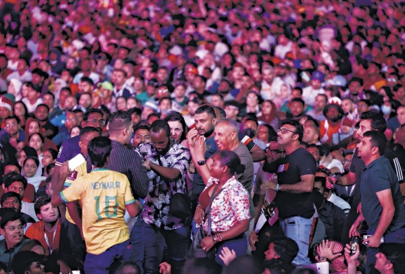 Fanáticos durante la celebración del partido entre Catar y Ecuador. Fanáticos durante la celebración del partido entre Catar y Ecuador.