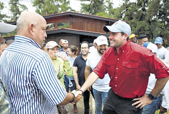 Adames y Carrizo se saludan en Coclesito. Adames y Carrizo se saludan en Coclesito.