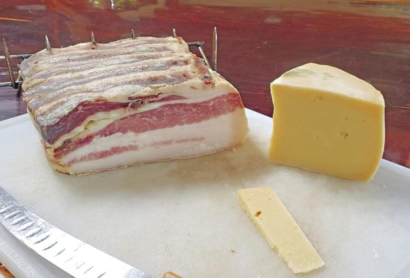 Cerdo curado y queso artesanal Cerdo curado y queso artesanal