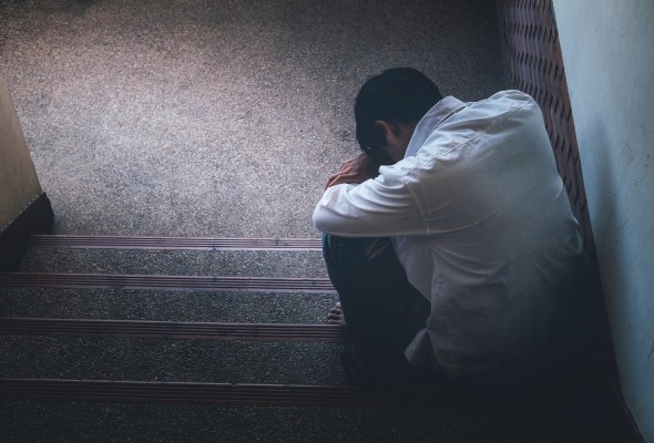 Cada cuarenta segundos se suicida una persona en este planeta. Cada cuarenta segundos se suicida una persona en este planeta.