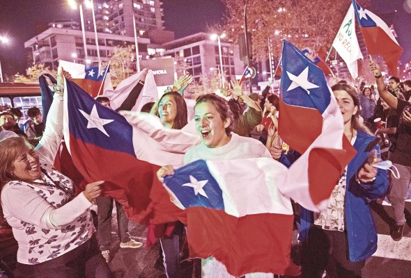 Adherentes de la opción “Rechazo” celebran hoy el resultado del plebiscito constitucional, en la comuna de Las Condes en Santiago (Chile). Adherentes de la opción “Rechazo” celebran hoy el resultado del plebiscito constitucional, en la comuna de Las Condes en Santiago (Chile).