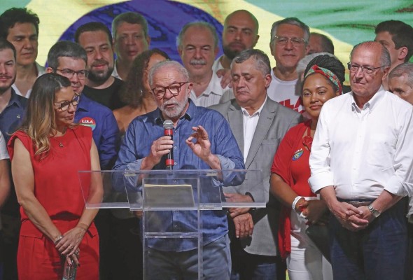 El presidente electo Lula da Silva durante su discurso ayer, en Sao Paulo. El presidente electo Lula da Silva durante su discurso ayer, en Sao Paulo.