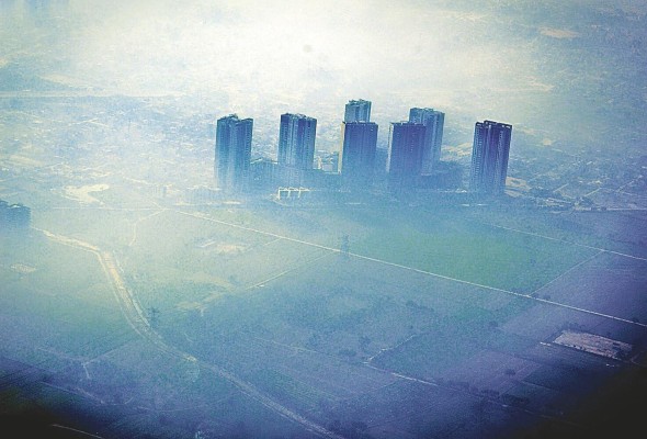 La contaminación incluye elementos de origen natural y emisiones resultantes de actividades humanas. La contaminación incluye elementos de origen natural y emisiones resultantes de actividades humanas.